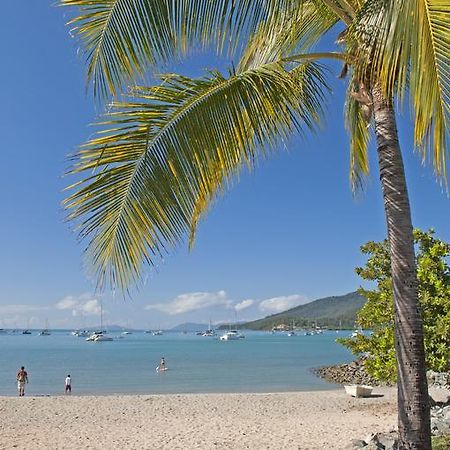 Colonial Court Beachfront Motel & Holiday Stay Airlie Beach Extérieur photo