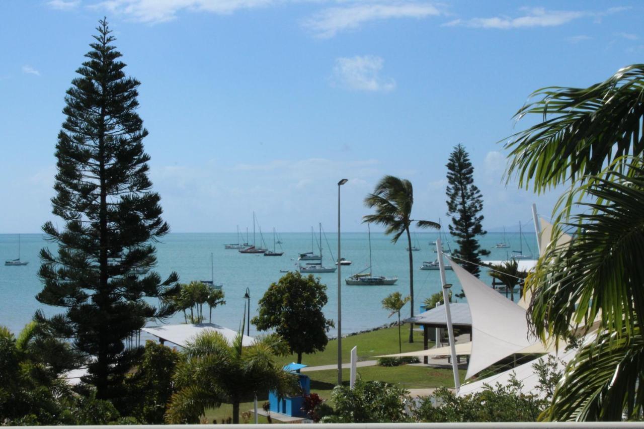 Colonial Court Beachfront Motel & Holiday Stay Airlie Beach Extérieur photo