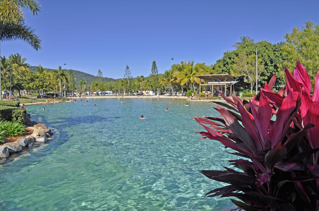 Colonial Court Beachfront Motel & Holiday Stay Airlie Beach Extérieur photo