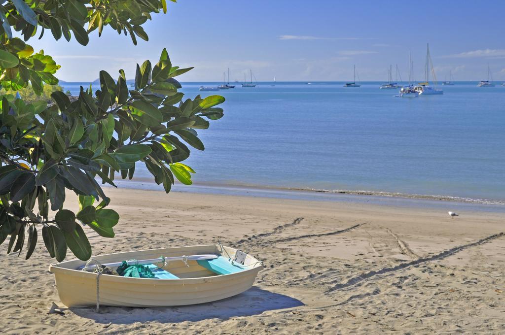 Colonial Court Beachfront Motel & Holiday Stay Airlie Beach Extérieur photo