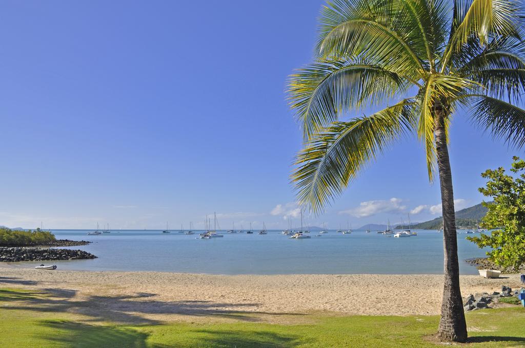 Colonial Court Beachfront Motel & Holiday Stay Airlie Beach Extérieur photo