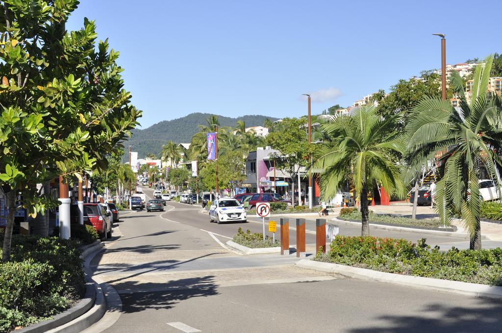 Colonial Court Beachfront Motel & Holiday Stay Airlie Beach Extérieur photo