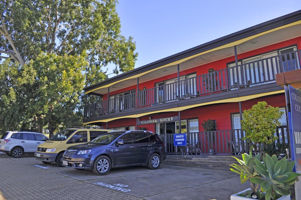 Colonial Court Beachfront Motel & Holiday Stay Airlie Beach Extérieur photo