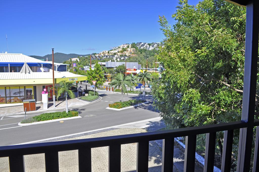 Colonial Court Beachfront Motel & Holiday Stay Airlie Beach Extérieur photo