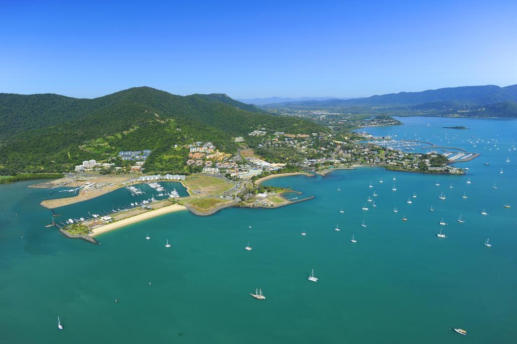 Colonial Court Beachfront Motel & Holiday Stay Airlie Beach Extérieur photo