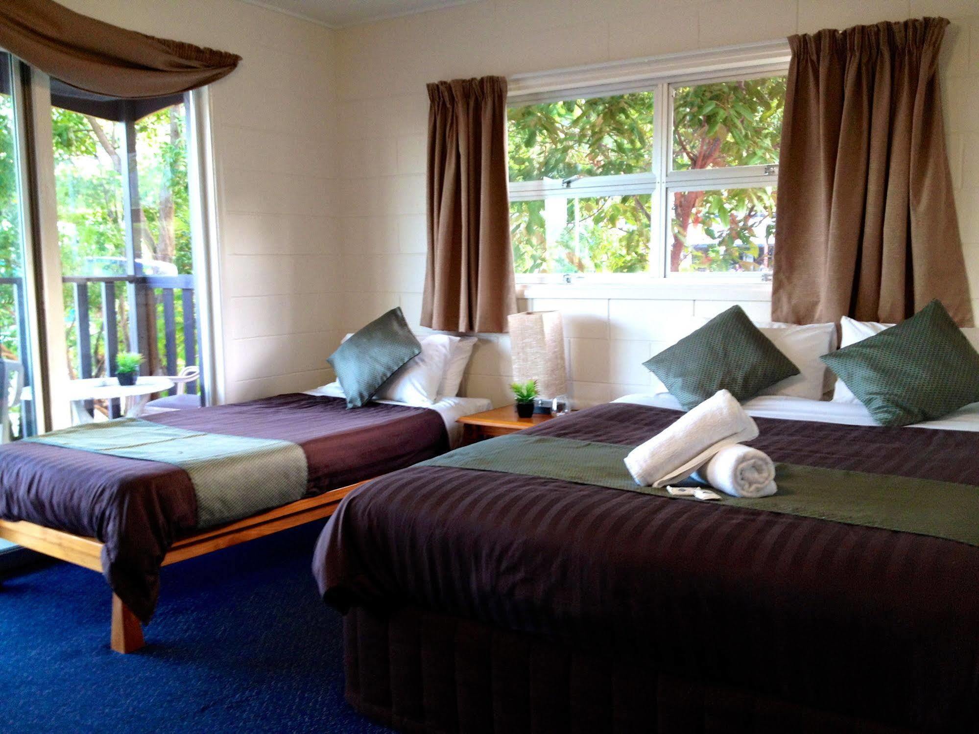 Colonial Court Beachfront Motel & Holiday Stay Airlie Beach Extérieur photo