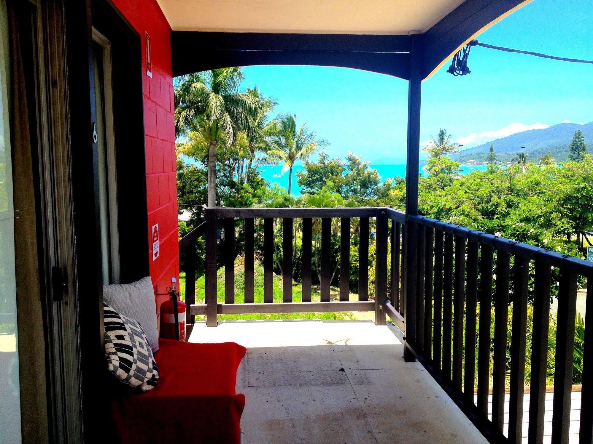 Colonial Court Beachfront Motel & Holiday Stay Airlie Beach Extérieur photo