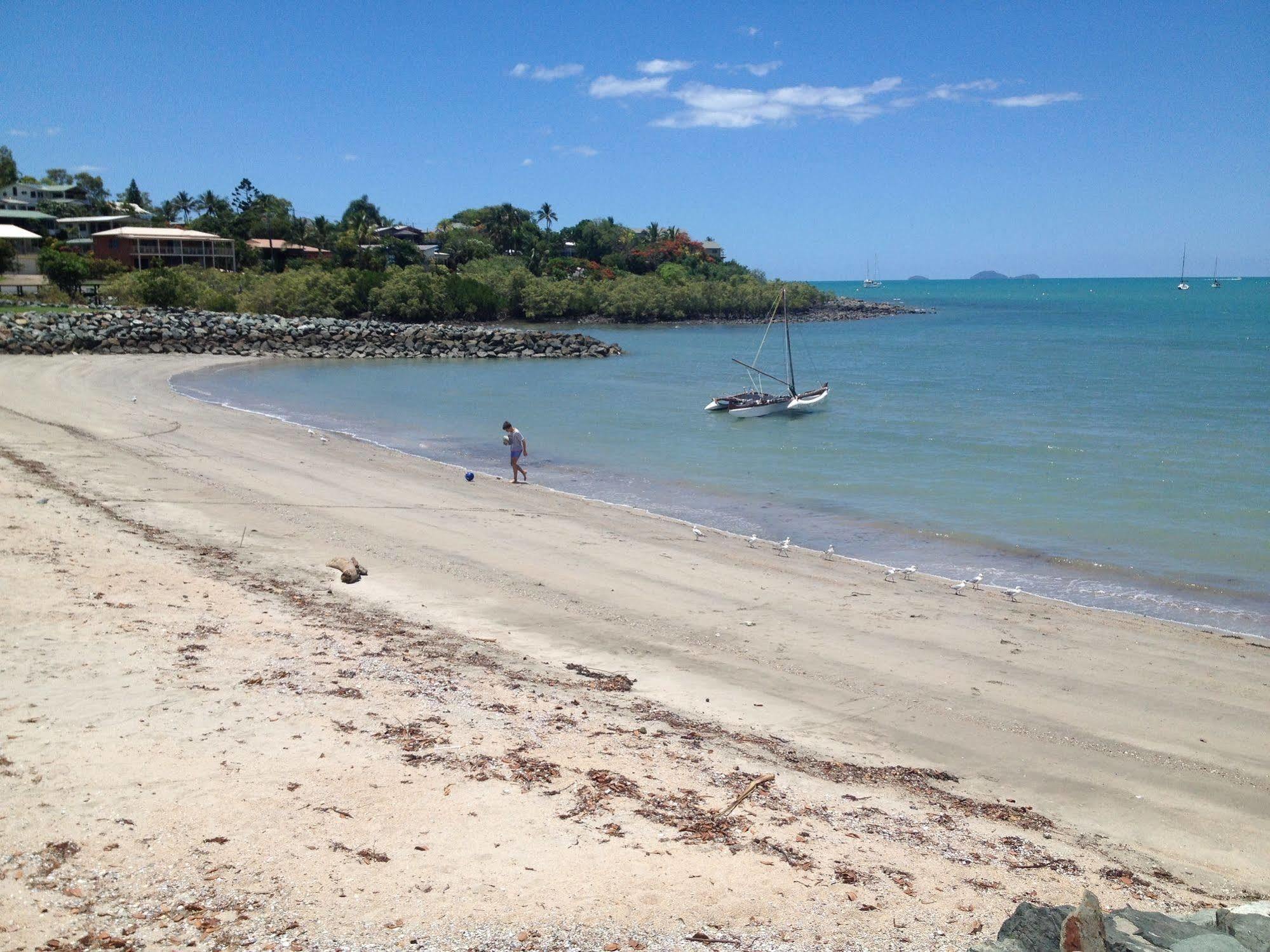 Colonial Court Beachfront Motel & Holiday Stay Airlie Beach Extérieur photo