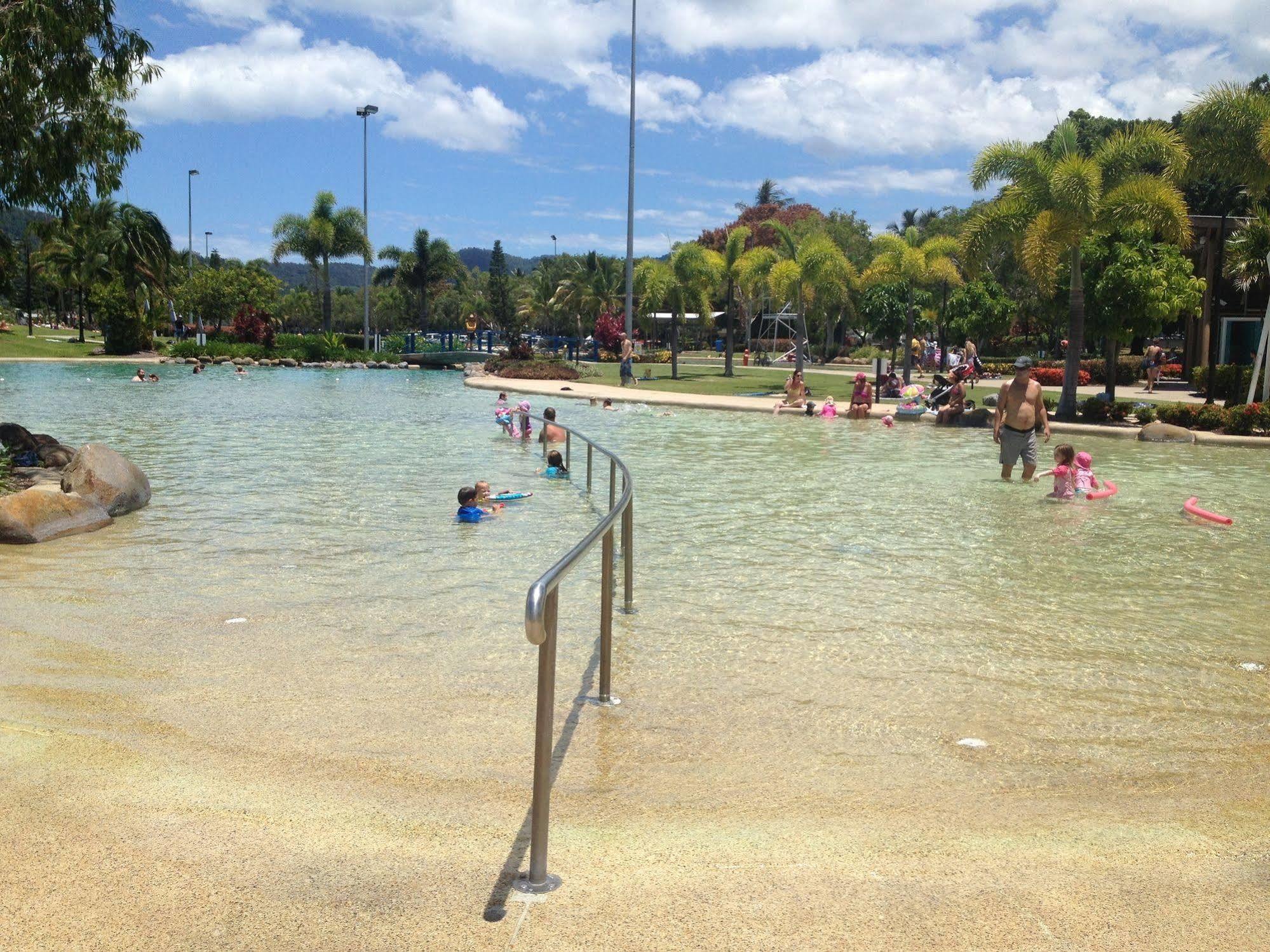 Colonial Court Beachfront Motel & Holiday Stay Airlie Beach Extérieur photo