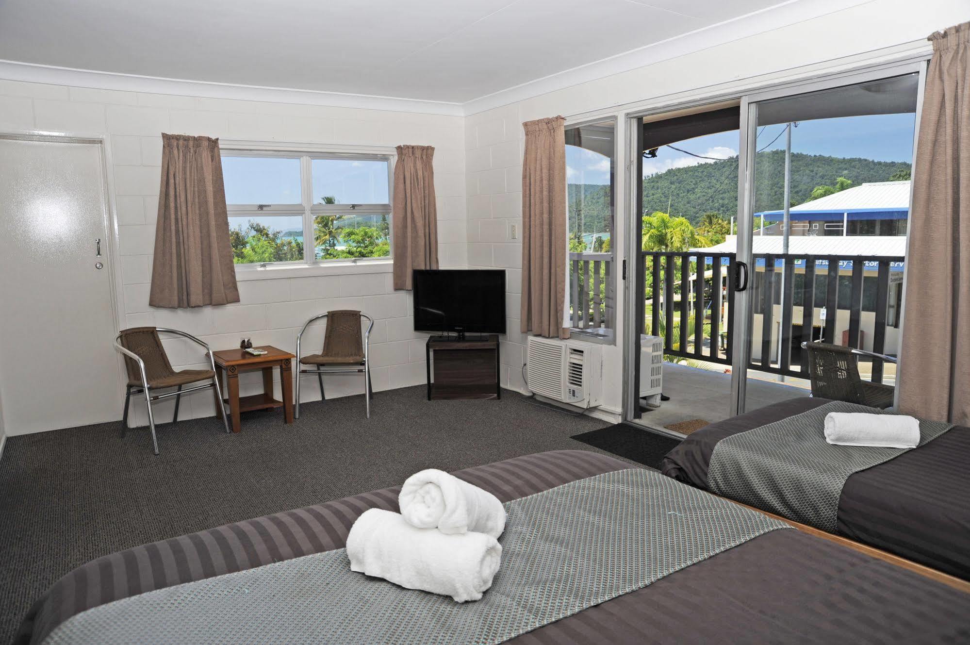 Colonial Court Beachfront Motel & Holiday Stay Airlie Beach Extérieur photo