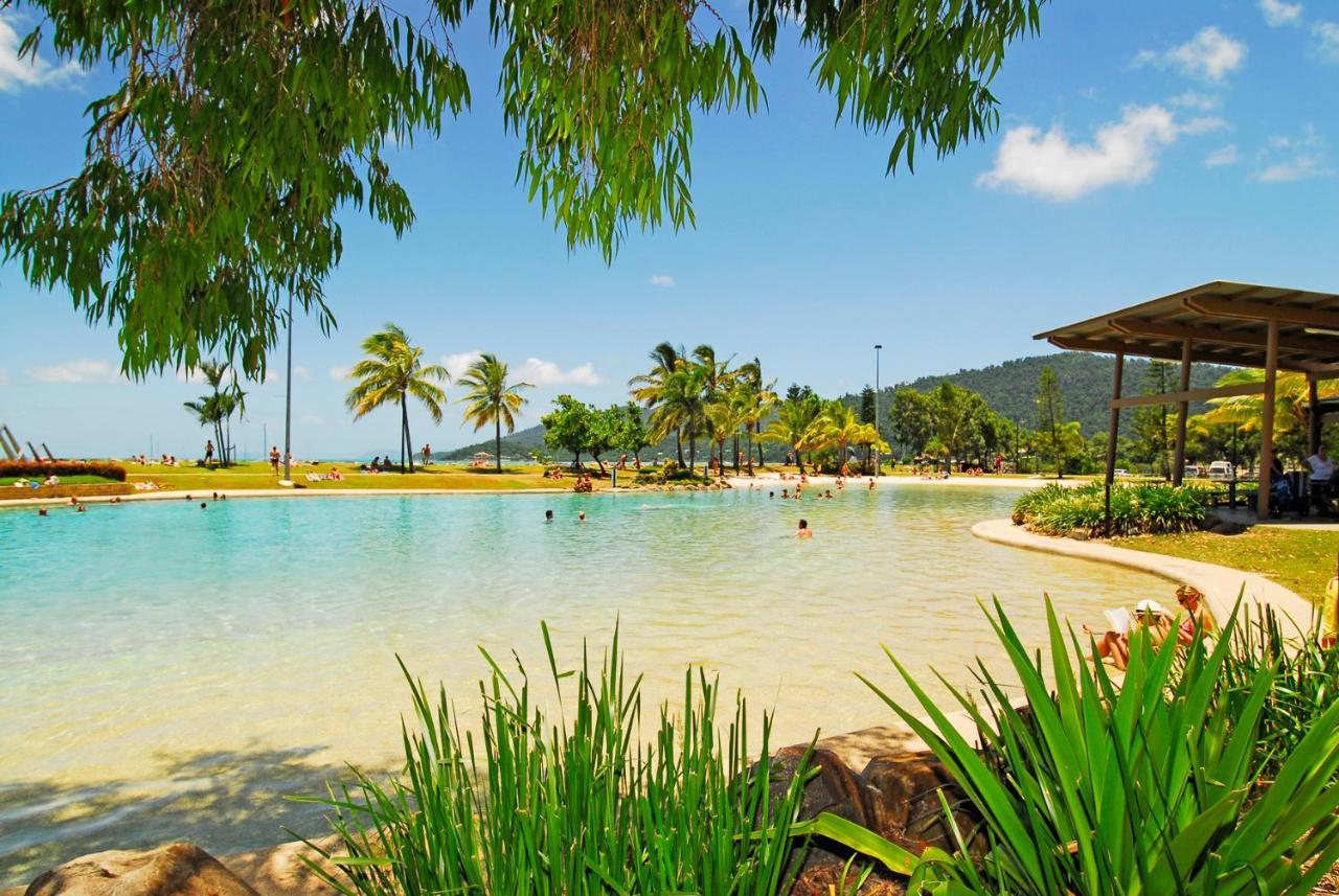 Colonial Court Beachfront Motel & Holiday Stay Airlie Beach Extérieur photo