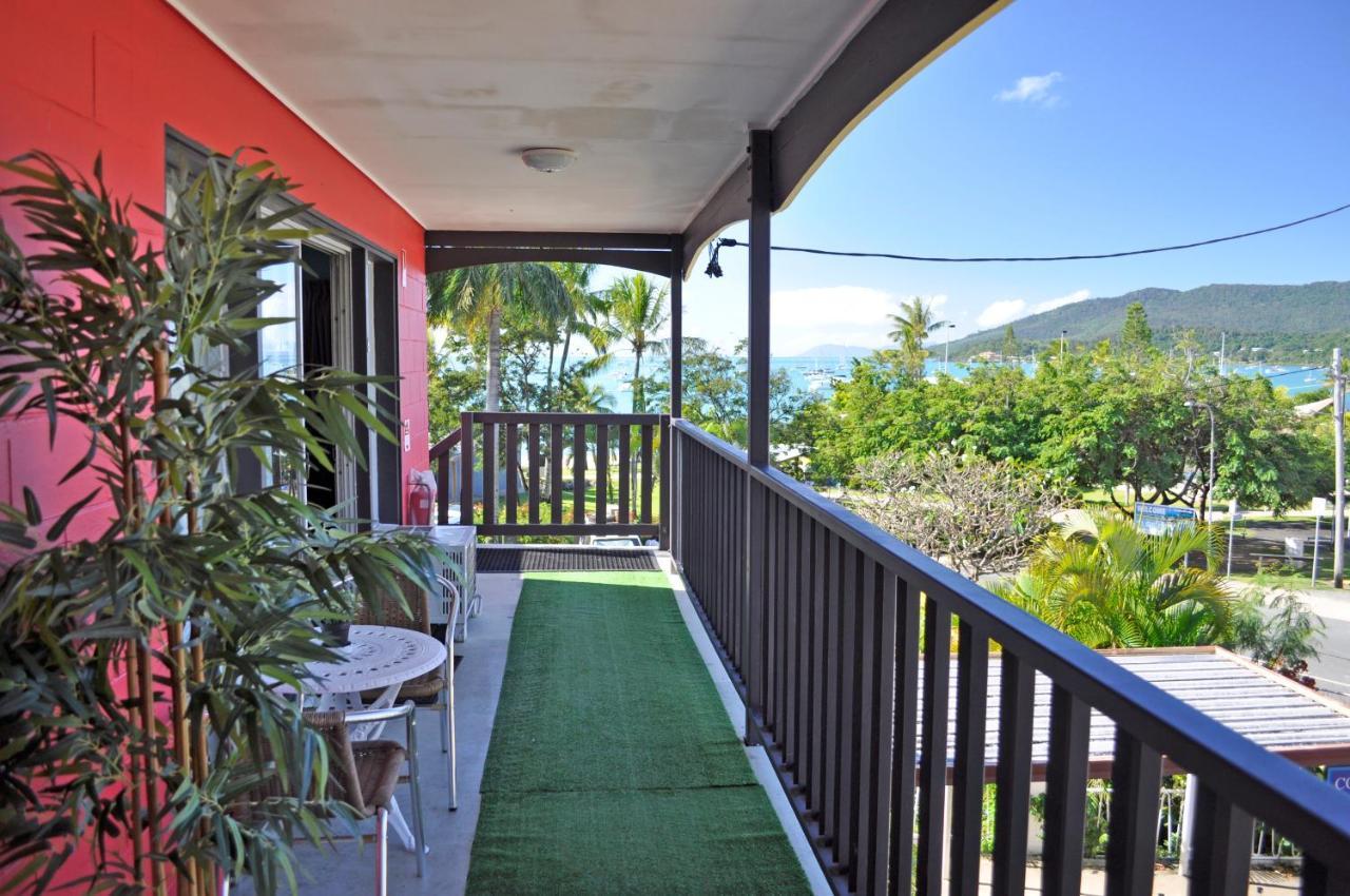 Colonial Court Beachfront Motel & Holiday Stay Airlie Beach Extérieur photo