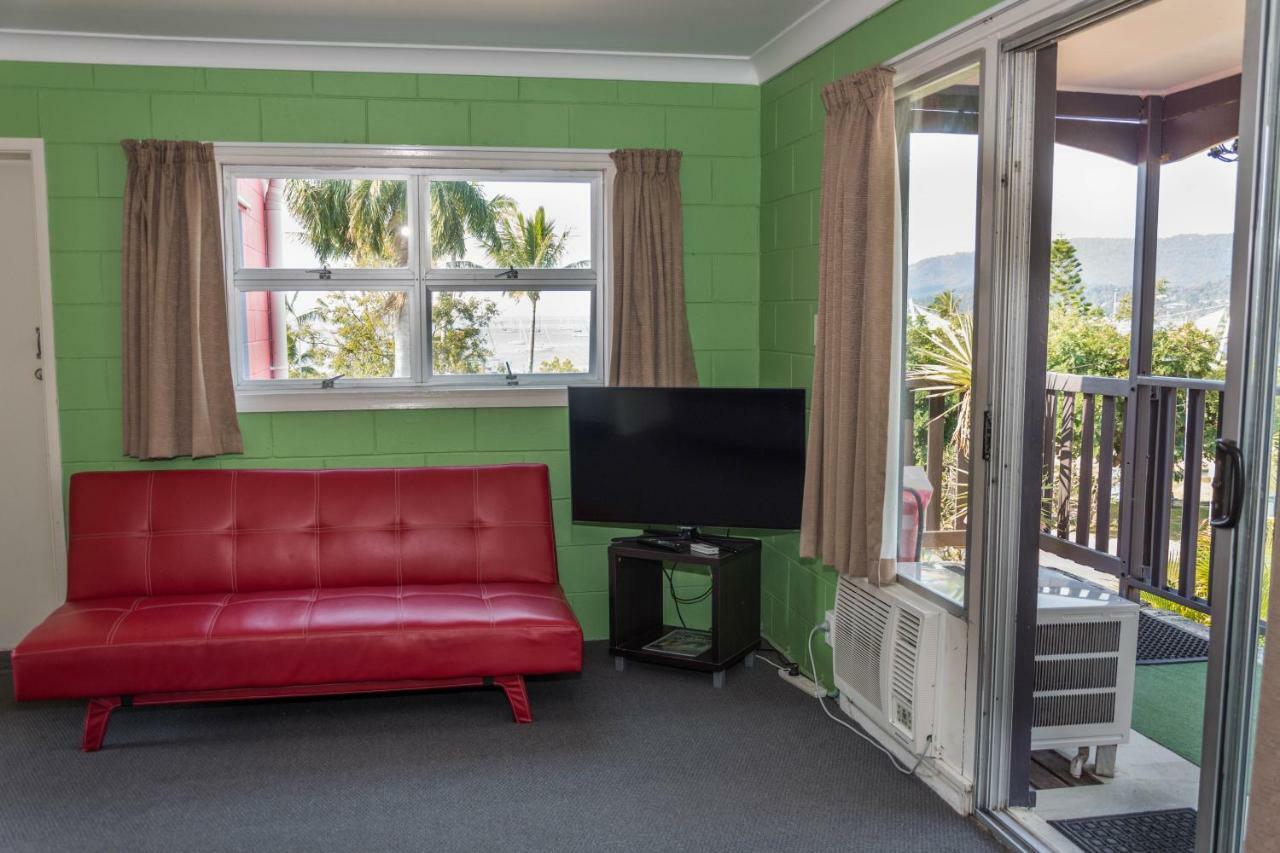 Colonial Court Beachfront Motel & Holiday Stay Airlie Beach Extérieur photo